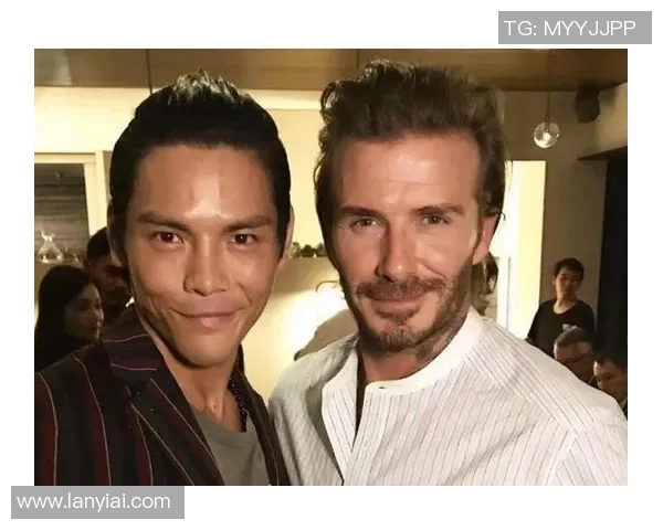 吴奇隆与足球明星亲密合影展现运动与娱乐的完美结合